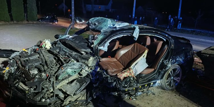 Zderzenie BMW ze stojącym na poboczu peugeotem. Strażacy uwalniali kierowcę z pierwszego auta