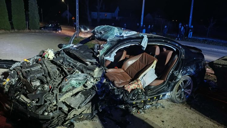 Zderzenie BMW ze stojącym na poboczu peugeotem. Strażacy uwalniali kierowcę z pierwszego auta