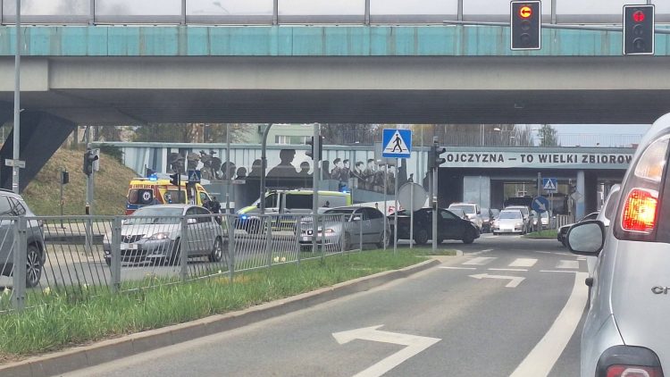 33 – latek zasłabł za kierownicą. Zdarzenie na skrzyżowaniu ulic Armii Krajowej i Żytniej