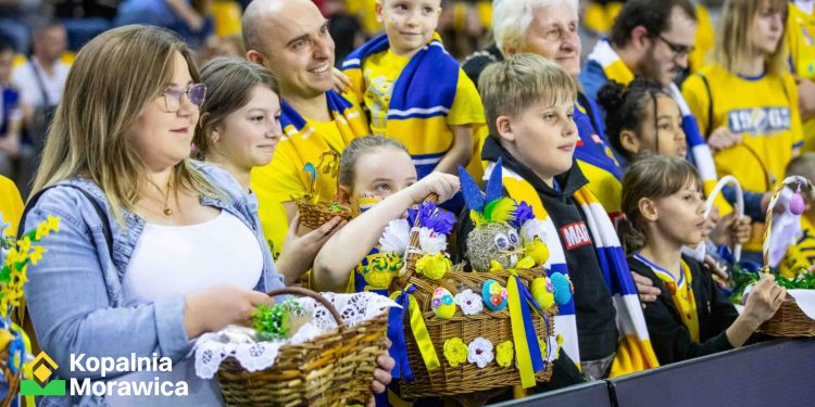 Świąteczne granie w Hali Legionów. Przed meczem święcenie pokarmów