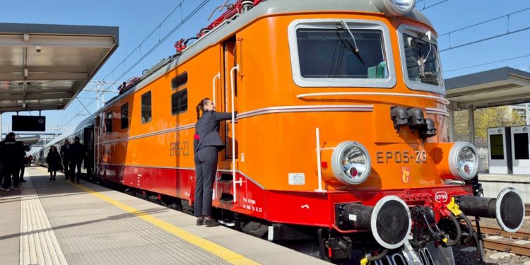 „Nieśpieszny” przejedzie przez Świętokrzyskie. Prezes PKP Intercity wypuszcza na tory pociąg inspirowany latami 80