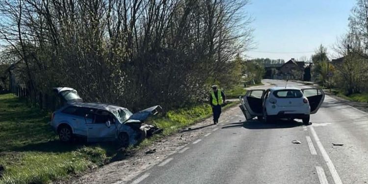 Sześć osób trafiło do szpitala, w tym dzieci. Zderzenie aut w gminie Łopuszno