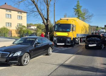 Wypadek w Kostomłotach. Zderzenie trzech pojazdów, jest poszkodowany