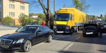 Wypadek w Kostomłotach. Zderzenie trzech pojazdów, jest poszkodowany