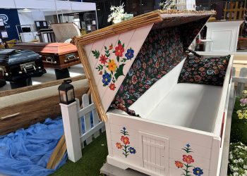 Trumny w kształcie fortepianu i wiejskiego domku, robot z urną, bio produkty. Trwa Necroexpo