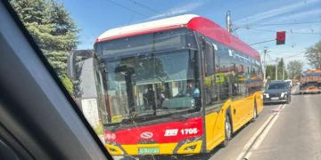 Autobus elektryczny i korki na ul. Piekoszowskiej. Powodem usterka czujnika drzwi tylnych
