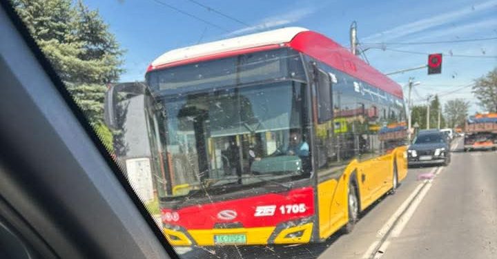 Autobus elektryczny i korki na ul. Piekoszowskiej. Powodem usterka czujnika drzwi tylnych