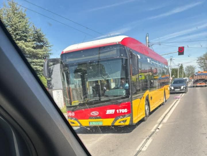 Autobus elektryczny i korki na ul. Piekoszowskiej. Powodem usterka czujnika drzwi tylnych