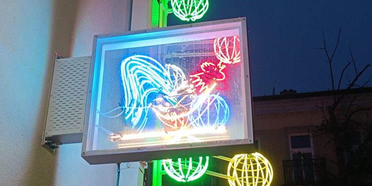[GALERIA] Na ścianie kina Moskwa rozbłysła galeria historycznych miejskich neonów
