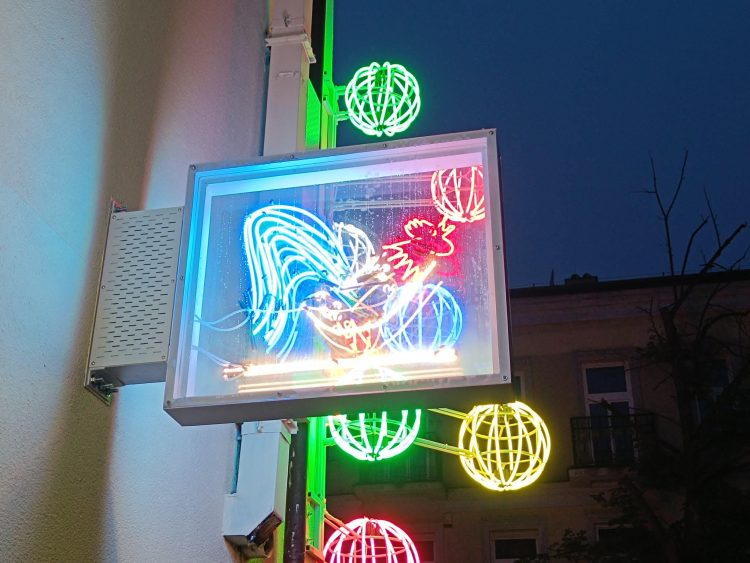 [GALERIA] Na ścianie kina Moskwa rozbłysła galeria historycznych miejskich neonów