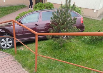 Staranowane ogrodzenie posesji, ale też uszkodzone pojazdy. 74 – latek utracił panowanie nad autem