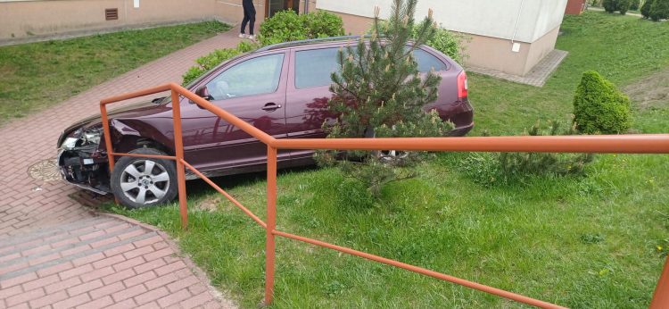 Staranowane ogrodzenie posesji, ale też uszkodzone pojazdy. 74 – latek utracił panowanie nad autem