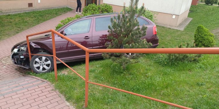 Staranowane ogrodzenie posesji, ale też uszkodzone pojazdy. 74 – latek utracił panowanie nad autem