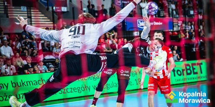 Pierwsza połowa ospała, druga w innym tempie. Industria Kielce bliżej finału