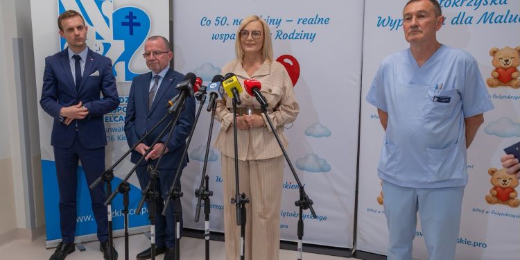 Program „Co 50. urodziny – realne wsparcie dla rodziny” wstrzymany. Sąd uznał, że jest niezgodny z prawem