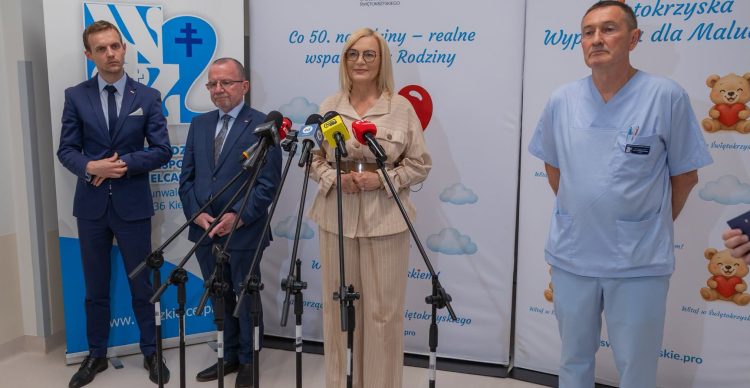 Program „Co 50. urodziny – realne wsparcie dla rodziny” wstrzymany. Sąd uznał, że jest niezgodny z prawem