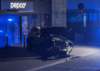 Pijany kierowca uciekał jeepem przed policją. Pościg zakończył się na Wapiennikowej