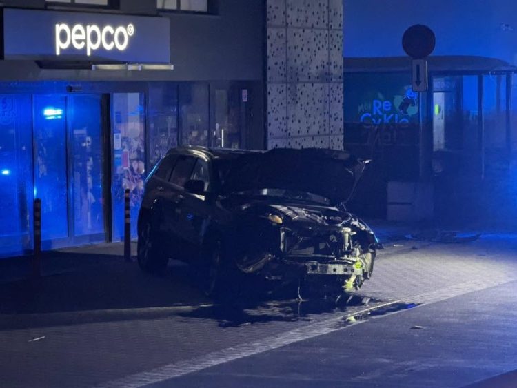 Pijany kierowca uciekał jeepem przed policją. Pościg zakończył się na Wapiennikowej