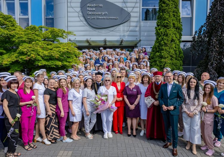 Akademia Lipińskiego. Około 200 absolwentów Pielęgniarstwa wzięło udział w czepkowaniu