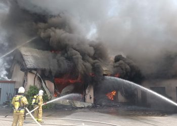 Pożar hali w Piórkowie. Na miejscu 10 zastępów straży pożarnej