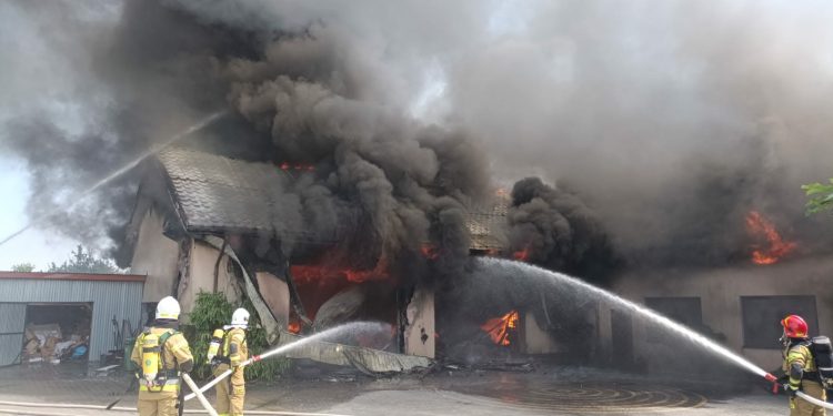 Pożar hali w Piórkowie. Na miejscu 10 zastępów straży pożarnej