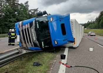 Przewrócona ciężarówka na trasie S7 w Skarżysku – Kamiennej