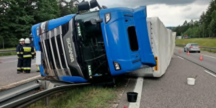 Przewrócona ciężarówka na trasie S7, w okolicach Skarżyska-Kamiennej