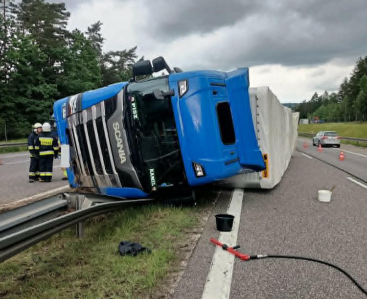 Przewrócona ciężarówka na trasie S7, w okolicach Skarżyska-Kamiennej