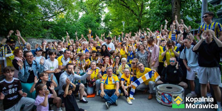 [ZDJĘCIA] Kibice pożegnali braci Dujszebajewów pod ich blokiem