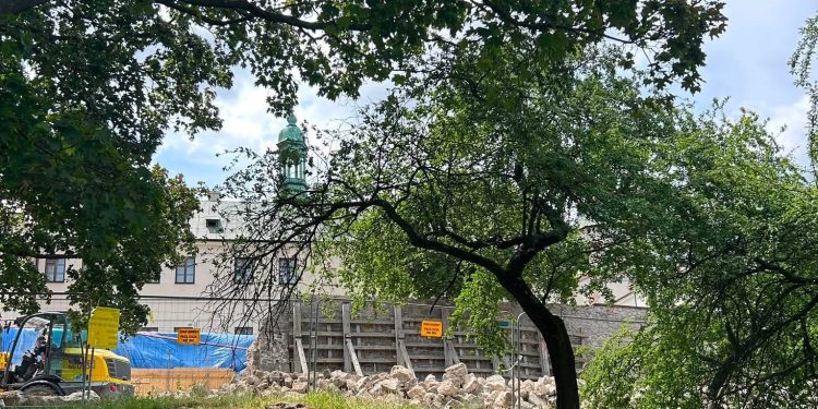 Rozpoczęła się modernizacja murów dawnego Pałacu Biskupów Krakowskich