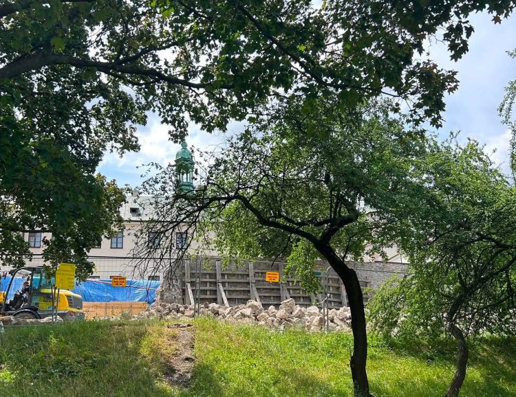 Rozpoczęła się modernizacja murów dawnego Pałacu Biskupów Krakowskich