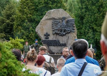 Powstańcza barykada, dźwięk syren i nabożeństwo. Uroczystości upamiętniające rocznicę Powstania Warszawskiego