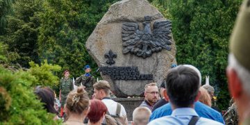 Powstańcza barykada, dźwięk syren i nabożeństwo. Uroczystości upamiętniające rocznicę Powstania Warszawskiego