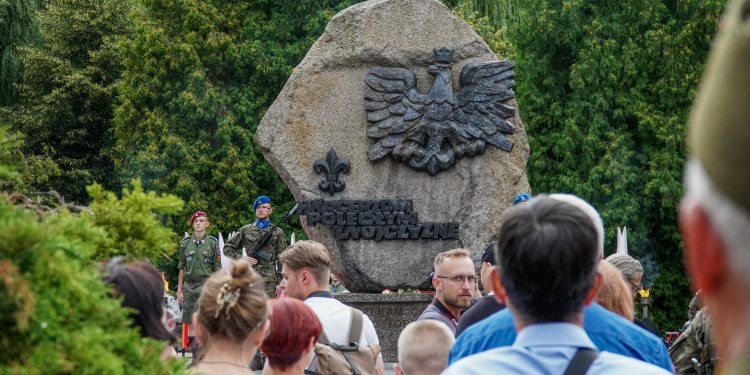 Powstańcza barykada, dźwięk syren i nabożeństwo. Uroczystości upamiętniające rocznicę Powstania Warszawskiego