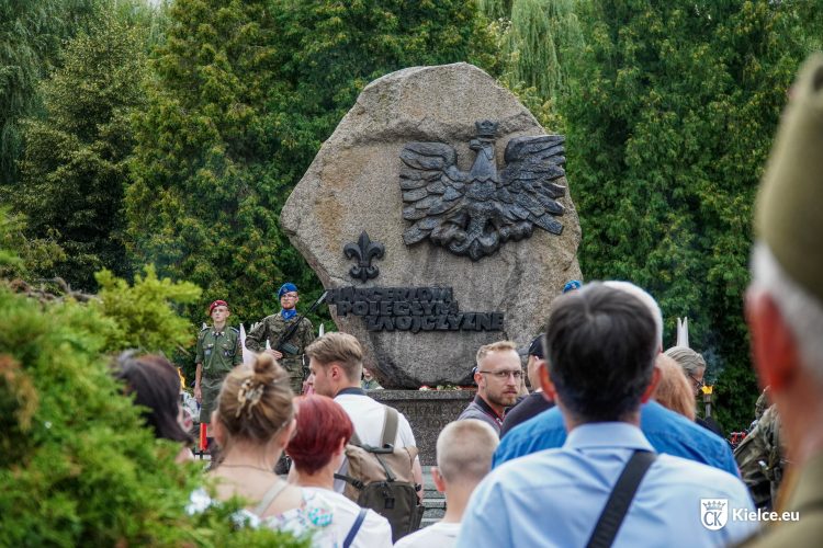 Powstańcza barykada, dźwięk syren i nabożeństwo. Uroczystości upamiętniające rocznicę Powstania Warszawskiego