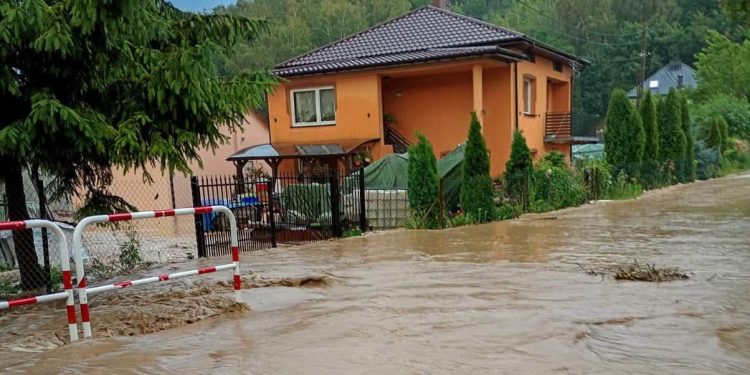 Ponad 400 interwencji strażaków po burzach
