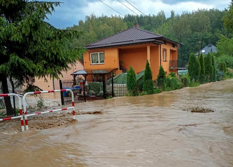 Ponad 400 interwencji strażaków po burzach