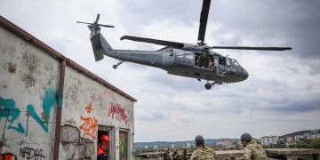 Black Hawk nad Kielcami. Policyjni kontrterroryści doskonalili działania z powietrza