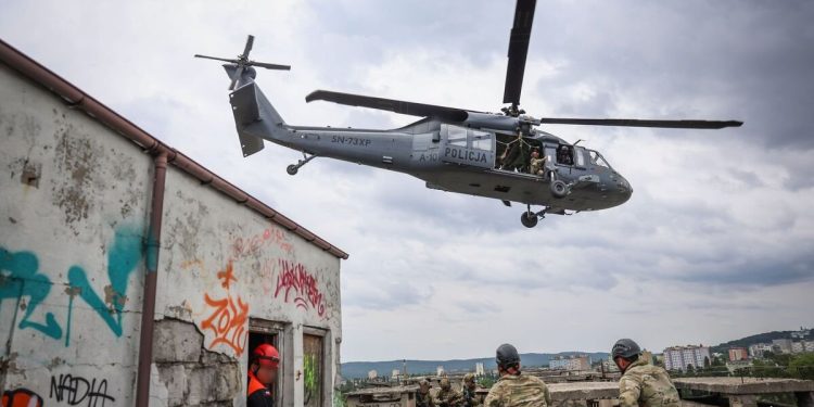 Black Hawk nad Kielcami. Policyjni kontrterroryści doskonalili działania z powietrza