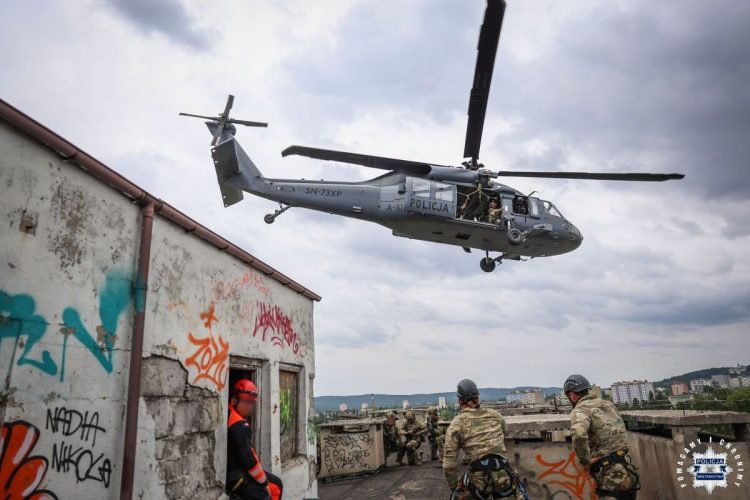 Black Hawk nad Kielcami. Policyjni kontrterroryści doskonalili działania z powietrza