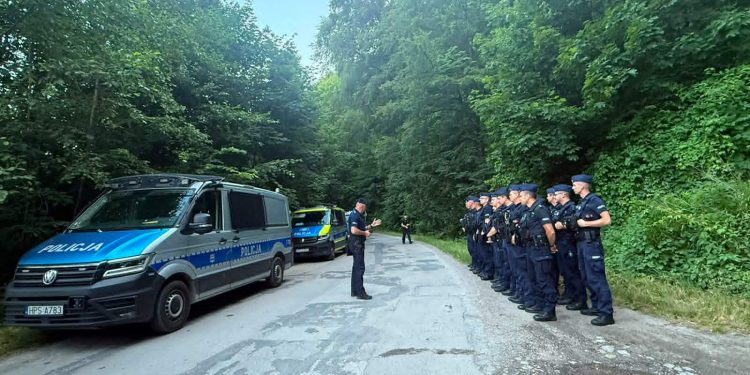 Policja poszukuje 65 – letniego mężczyzny. Działania w sprawie śmierci kobiety w Borkowie