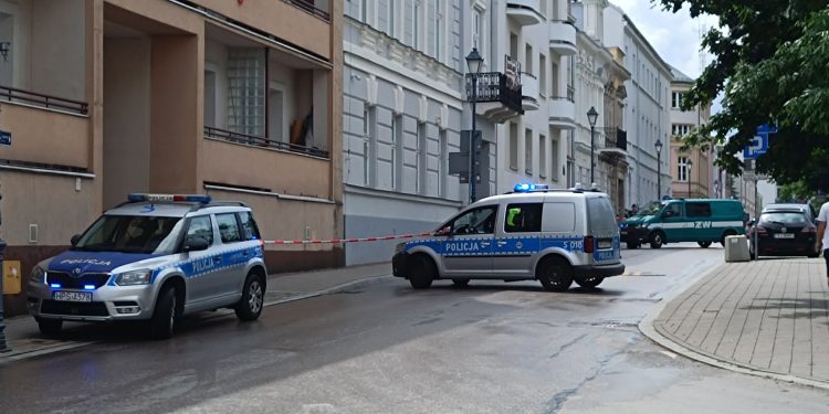 Służby sprawdzają przedmiot pozostawiony w bramie Wojskowego Centrum Rekrutacji