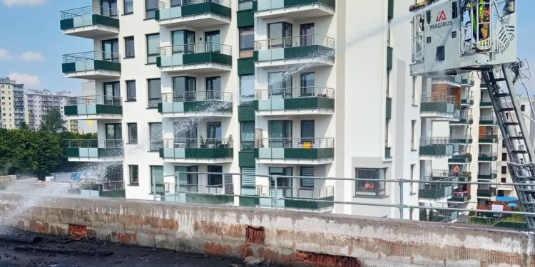 Pożar przy ul. Lecha w Kielcach. Dym widać było z daleka