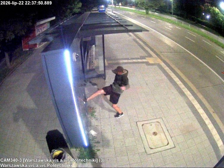 Niszczył przystanek autobusowy. Zareagowała Straż Miejska