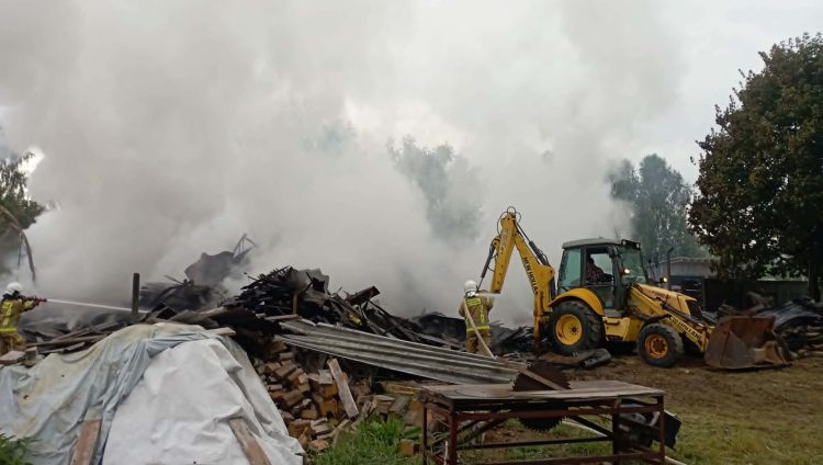 Pożar na terenie tartaku w Szczukowicach. 15 zastępów w akcji