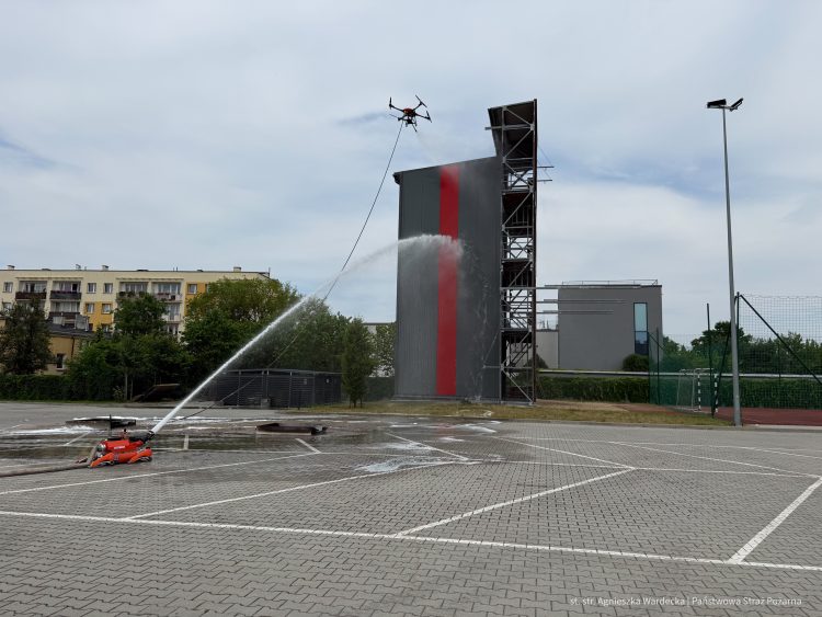 Robot kroczący z działkiem oraz dron gaśniczy. Pierwsza taka prezentacja w Polsce