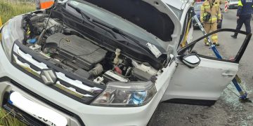 Wypadek na ul. Warszawskiej. Pojazd dachował, jedna osoba trafiła do szpitala