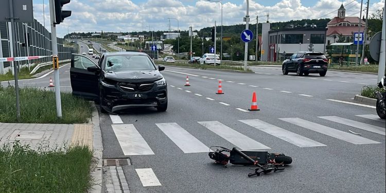 31-latek na hulajnodze zderzył się z autem. Stan mężczyzny jest bardzo poważny