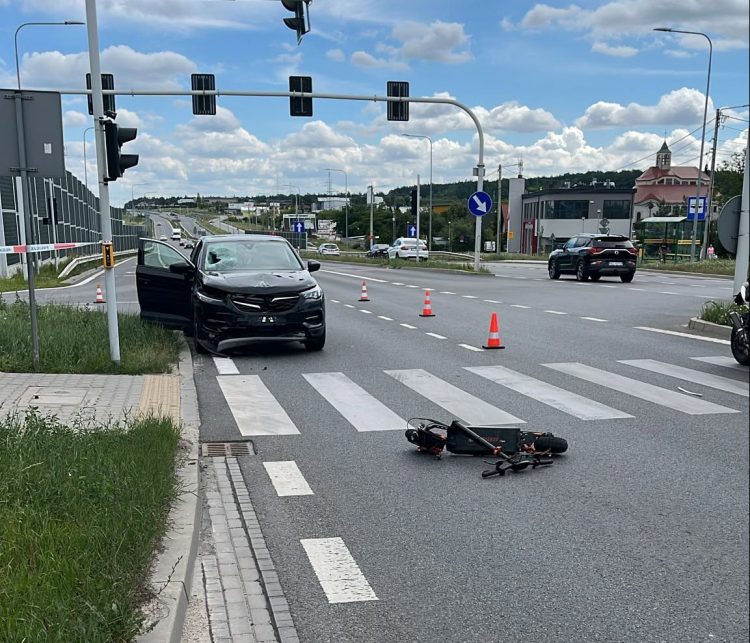 31-latek na hulajnodze zderzył się z autem. Stan mężczyzny jest bardzo poważny