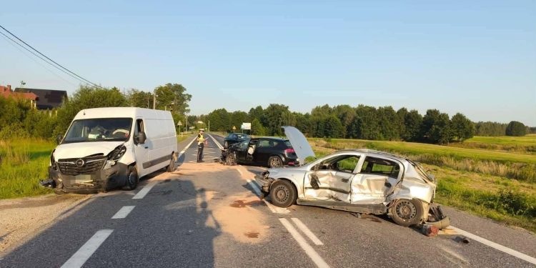 Wypadek w Woli Jachowej. Trzy auta rozbite, jest ranny